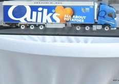 Deze had Gerrit al lang op z'n verlanglijstje staan. Een miniatuur van een Quiks Quality vrachtauto.